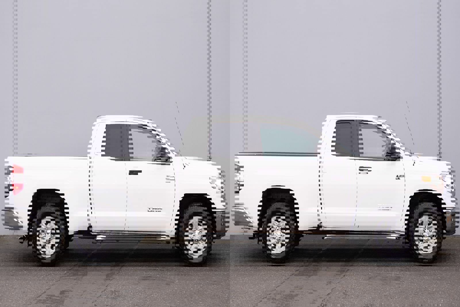 Used 2017 Toyota Tundra SR5 w/ SR5 Upgrade Package image 24