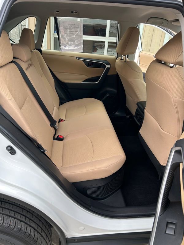 Used 2021 Toyota RAV4 LE image 19