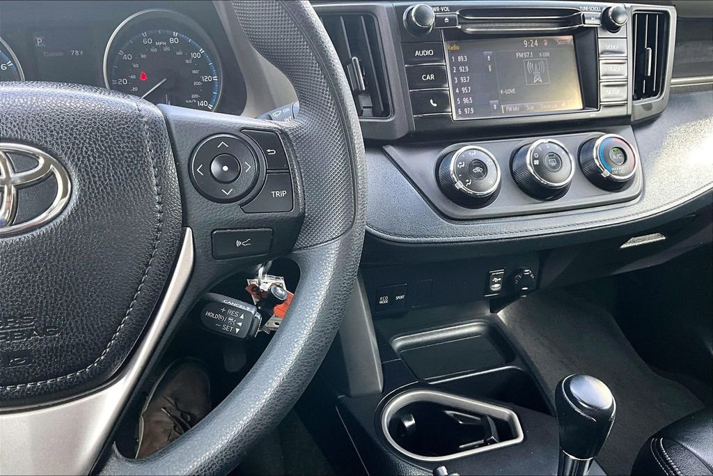 Used 2018 Toyota RAV4 LE image 27