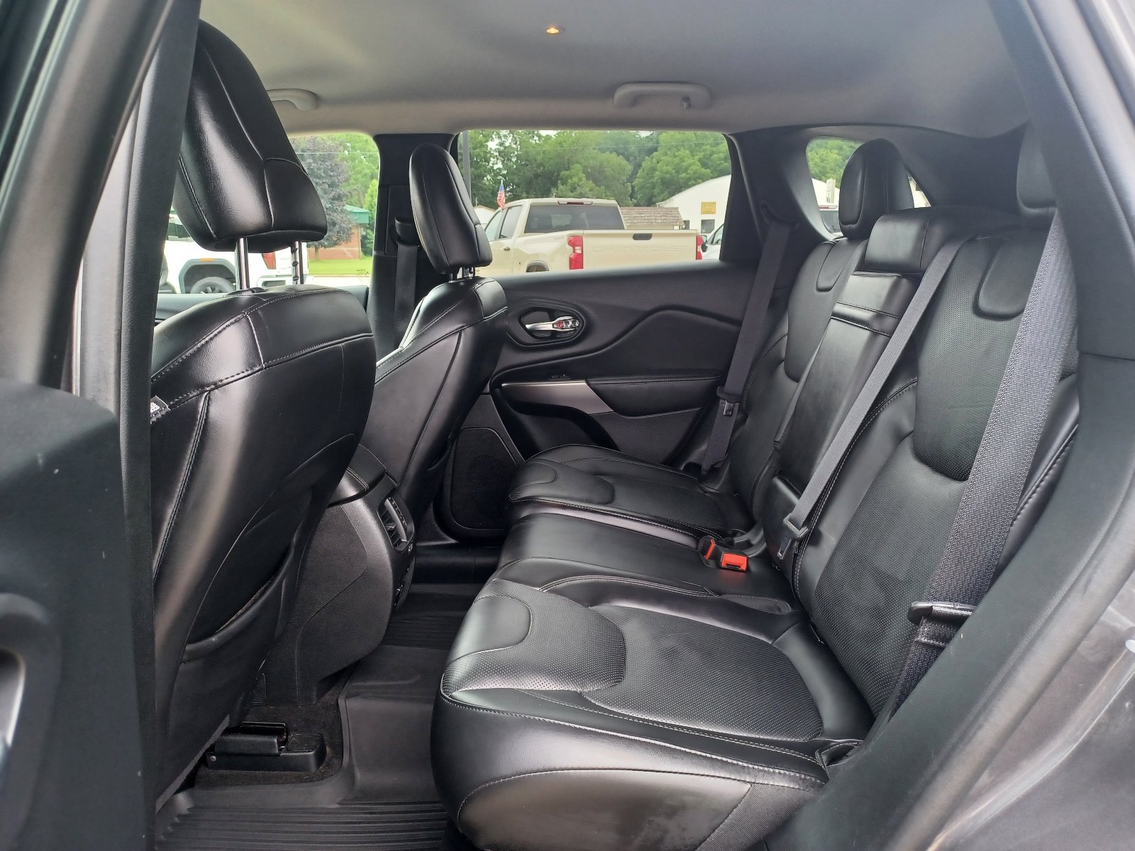 Used 2019 Jeep Cherokee Overland w/ Technology Group AWD/4WD image 12
