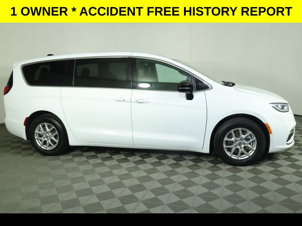 Used 2025 Chrysler Pacifica Select FWD image 2