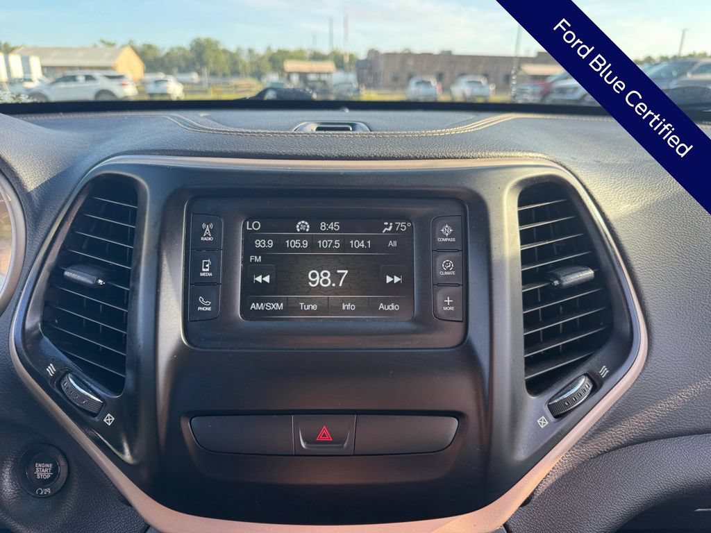 Used 2017 Jeep Cherokee Latitude w/ Comfort/Convenience Group FWD image 23