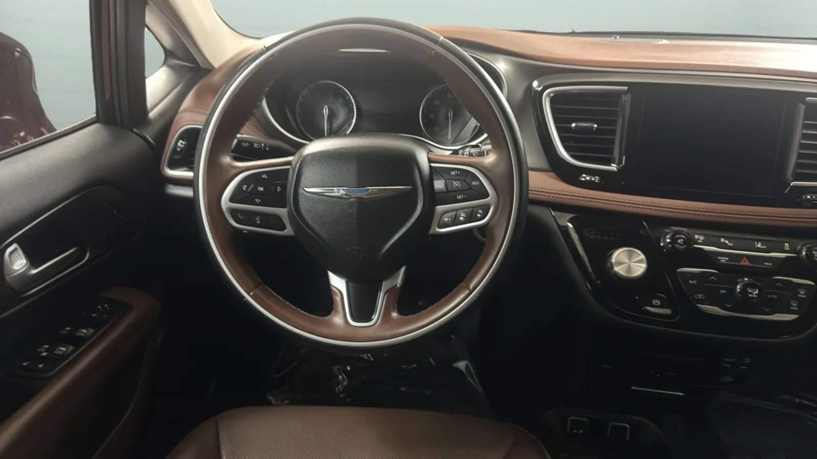 Used 2017 Chrysler Pacifica Limited FWD image 10