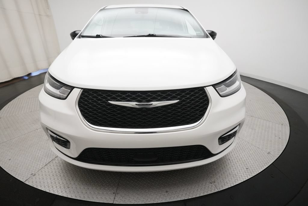 Used 2024 Chrysler Pacifica Touring-L FWD image 23