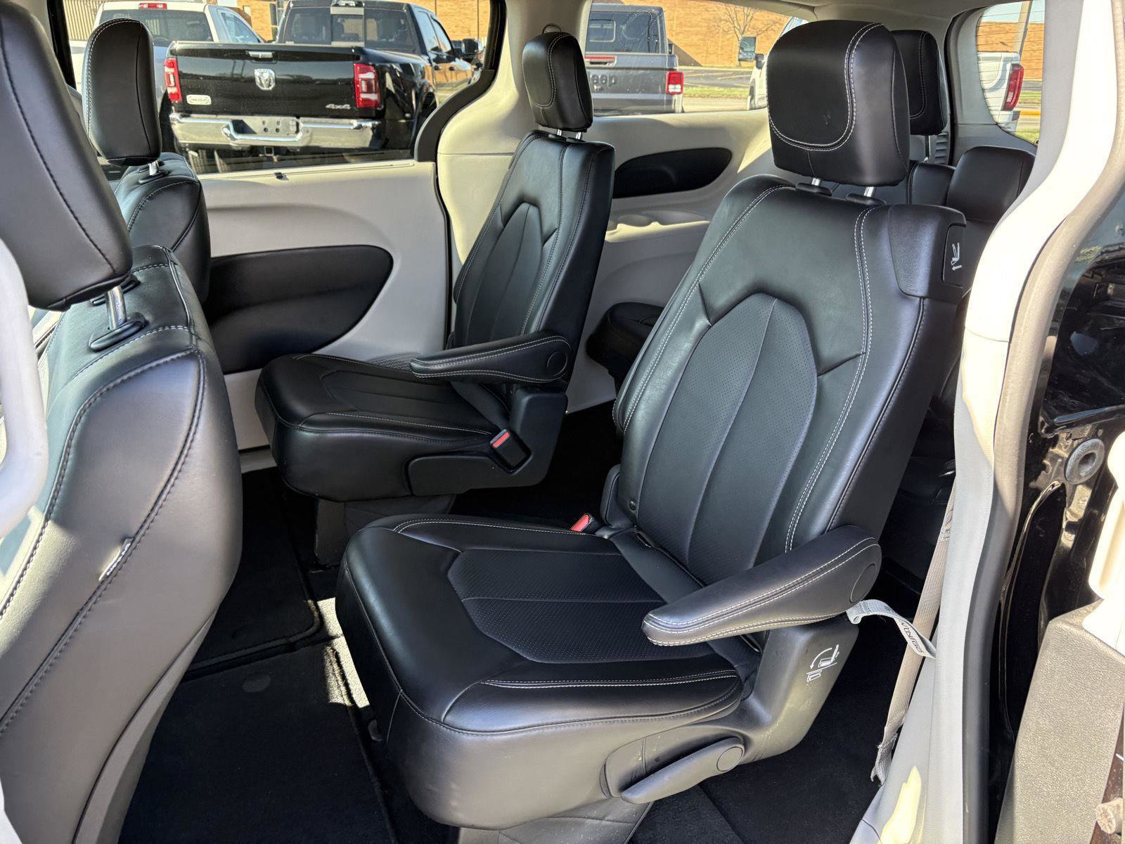 Used 2024 Chrysler Pacifica Touring-L image 16