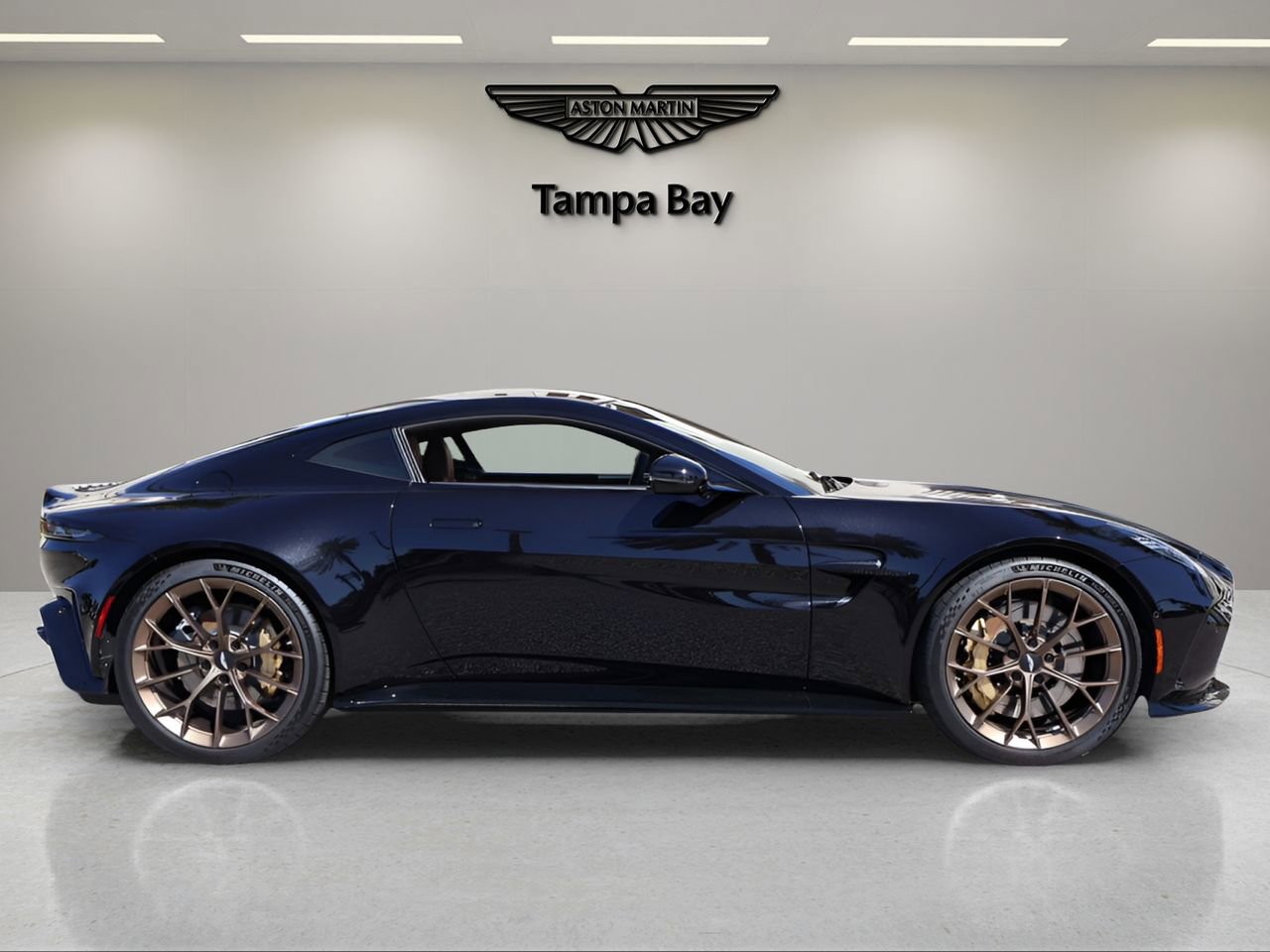 Used 2025 Aston Martin V8 Vantage Coupe RWD image 6