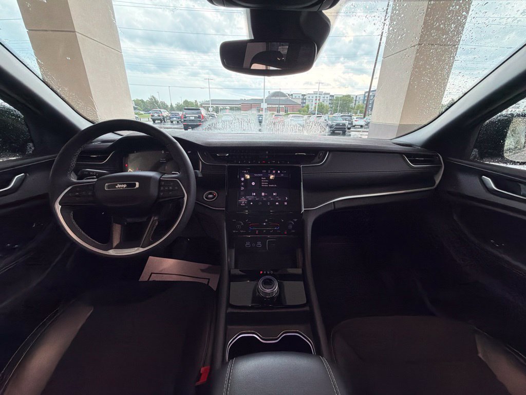 Used 2024 Jeep Grand Cherokee Altitude AWD/4WD image 12