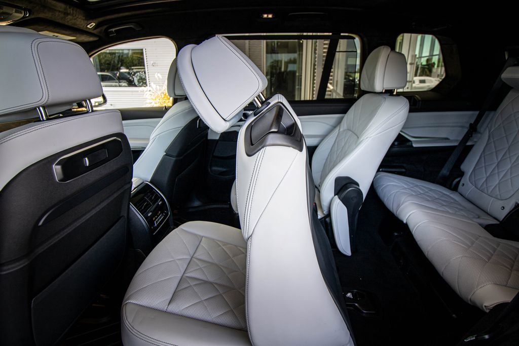 Used 2025 BMW X7 xDrive40i w/ M Sport Package AWD/4WD image 28