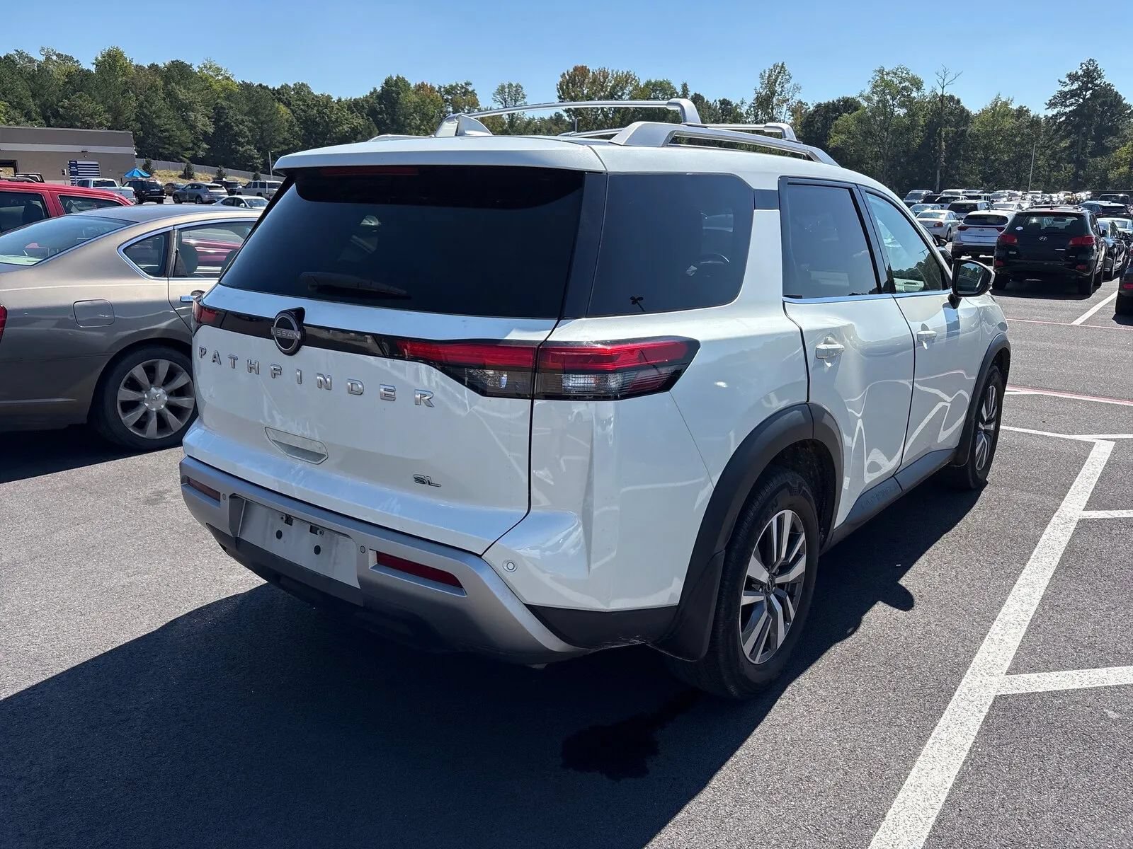Used 2022 Nissan Pathfinder SL FWD image 2