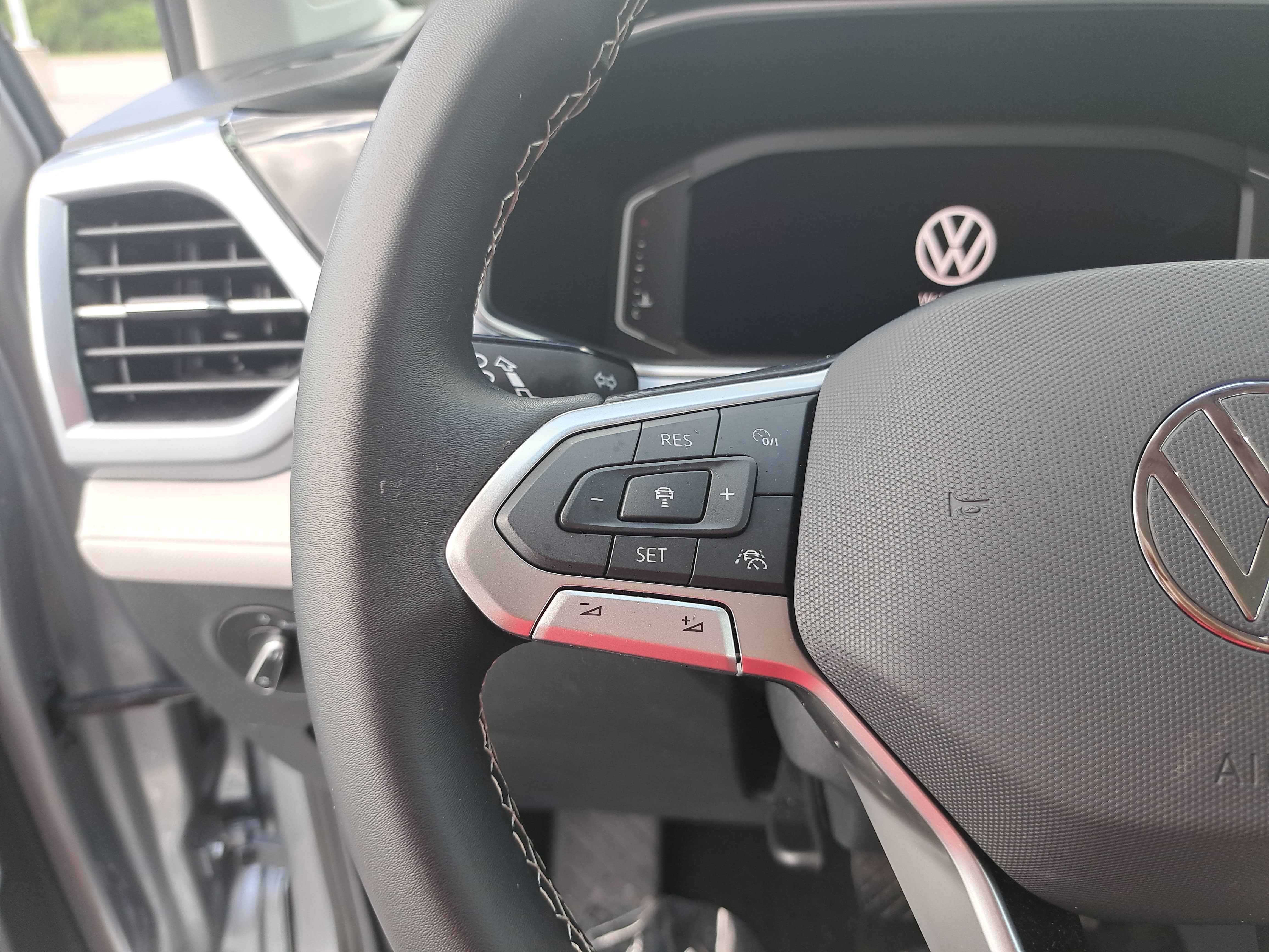 Used 2025 Volkswagen Taos SEL AWD/4WD image 17