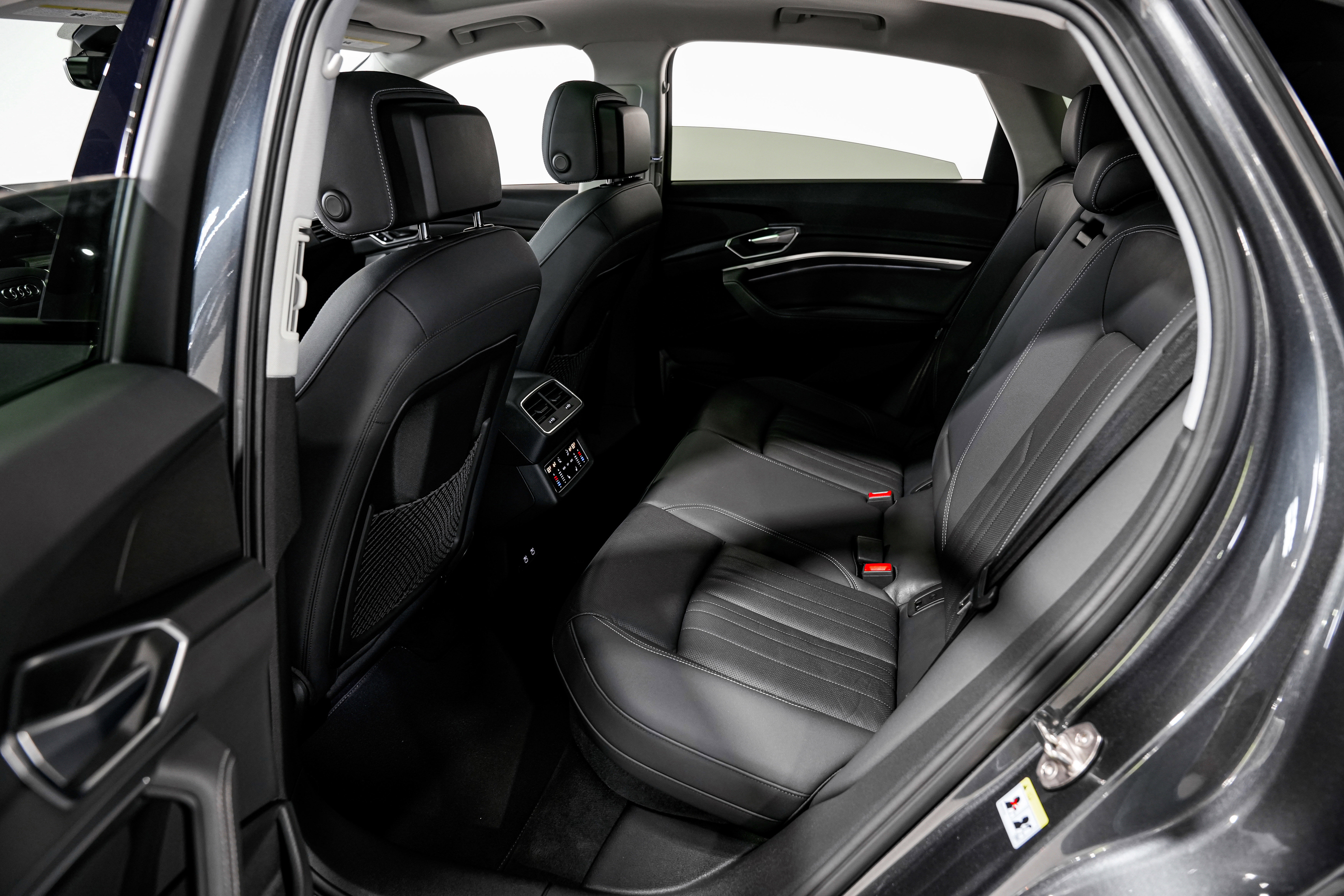 Used 2021 Audi e-tron Premium Plus w/ Premium Plus Package AWD/4WD image 36