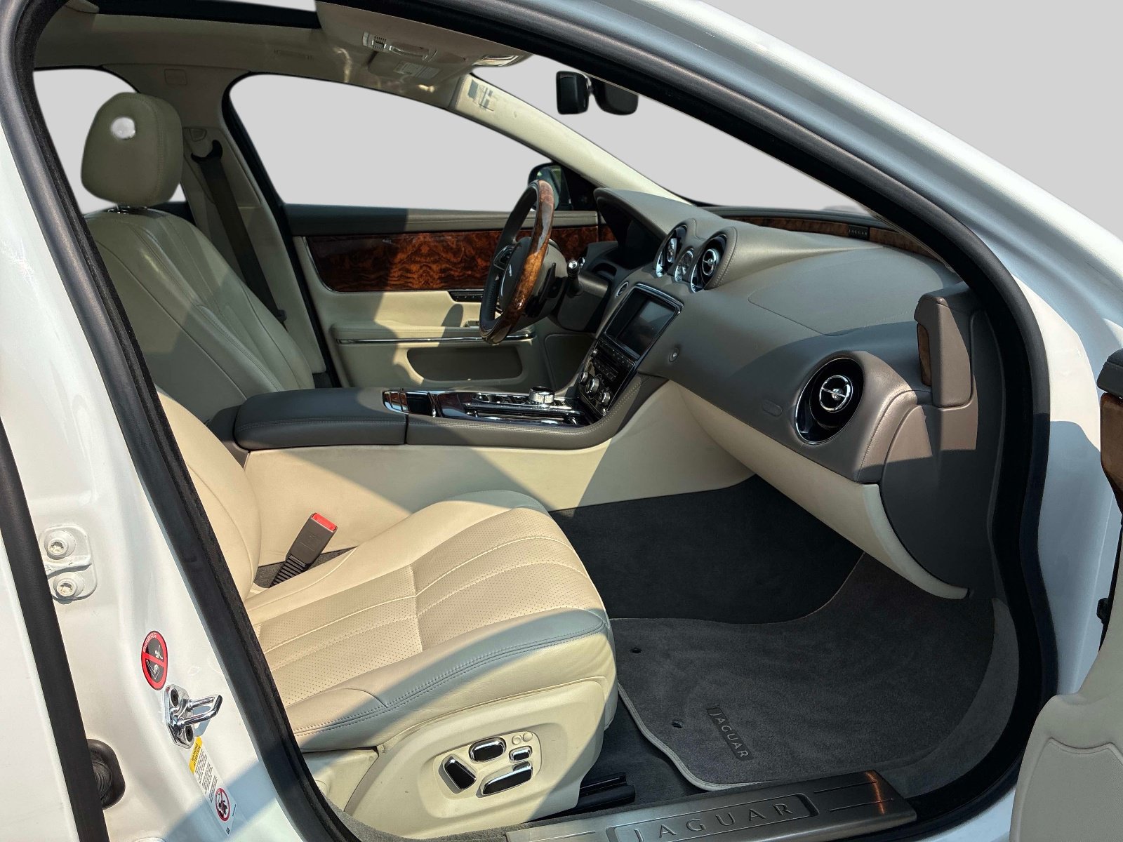 Used 2013 Jaguar XJ RWD image 9