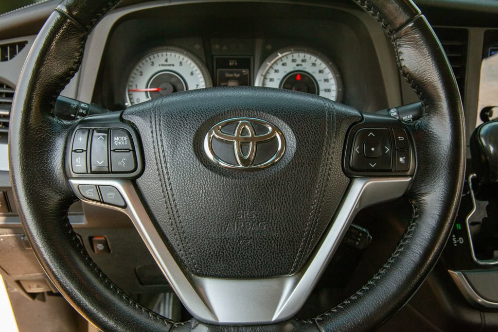 Used 2015 Toyota Sienna SE w/ SE Preferred Package FWD image 18