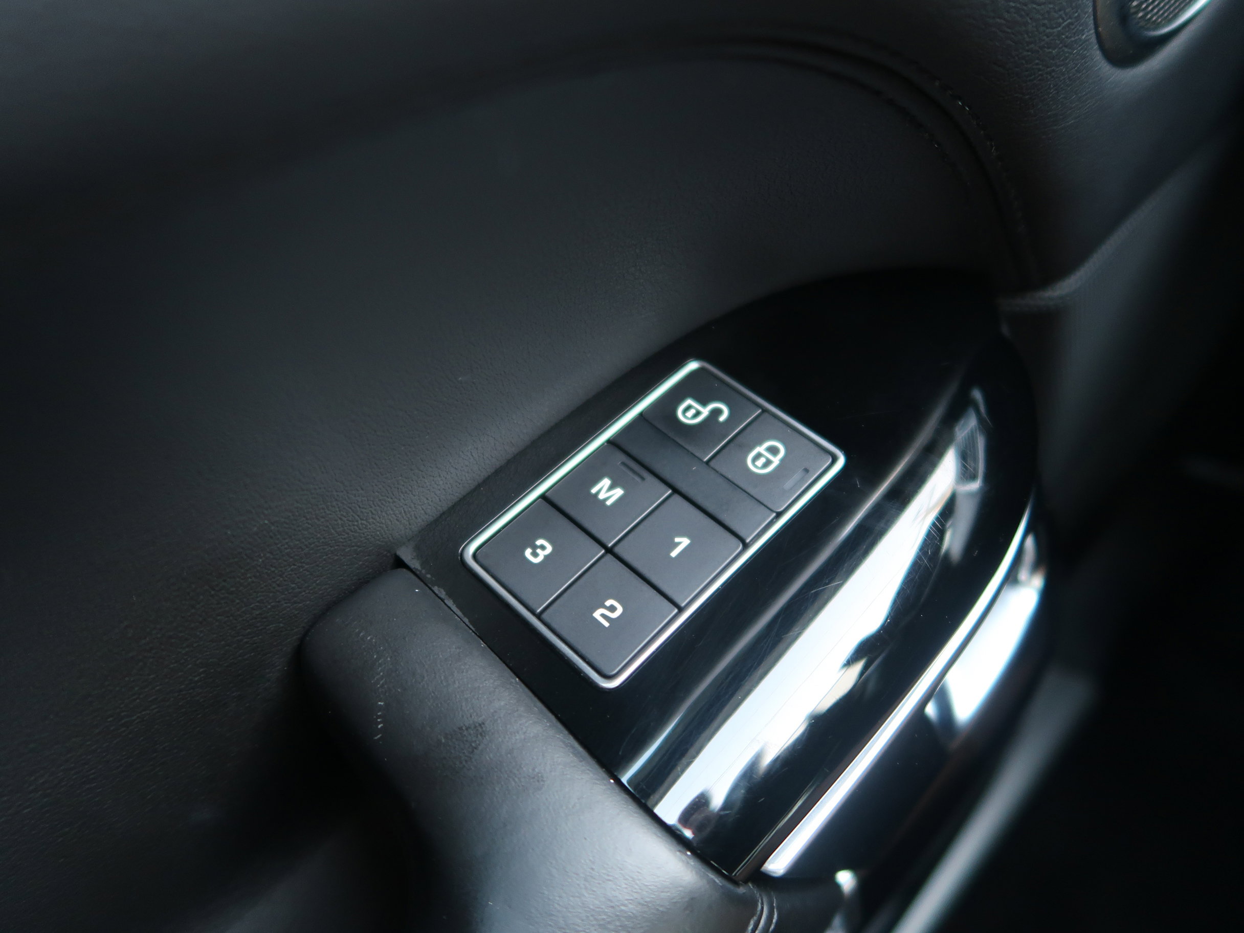 Used 2016 Land Rover Range Rover HSE image 30