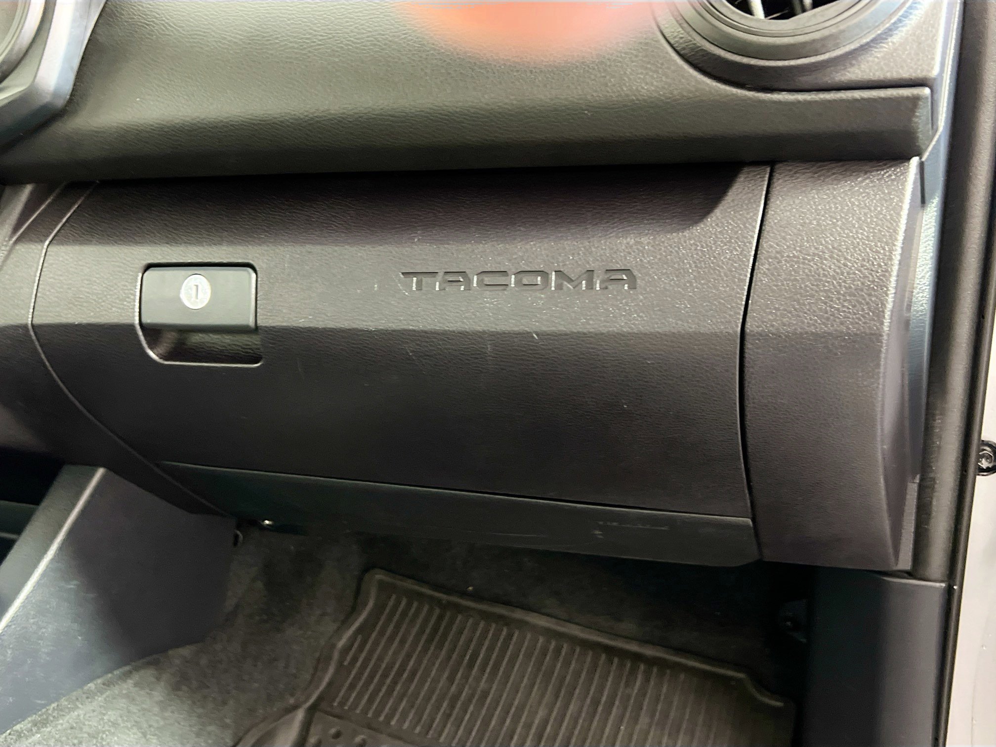 Used 2018 Toyota Tacoma SR w/ SR Convenience Package image 33