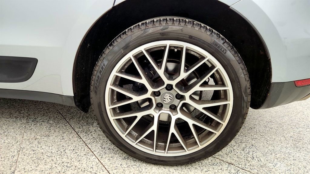 Used 2020 Porsche Macan AWD with Premium Package Plus image 9