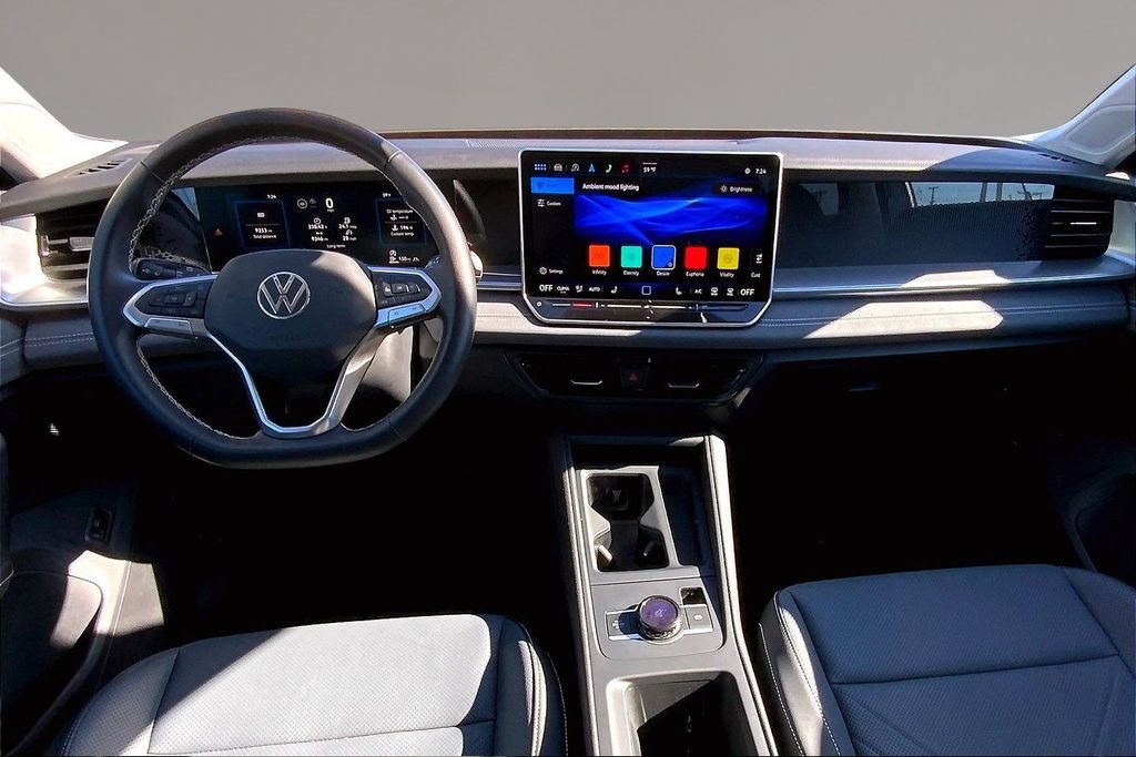 Used 2025 Volkswagen Tiguan SE AWD/4WD image 15