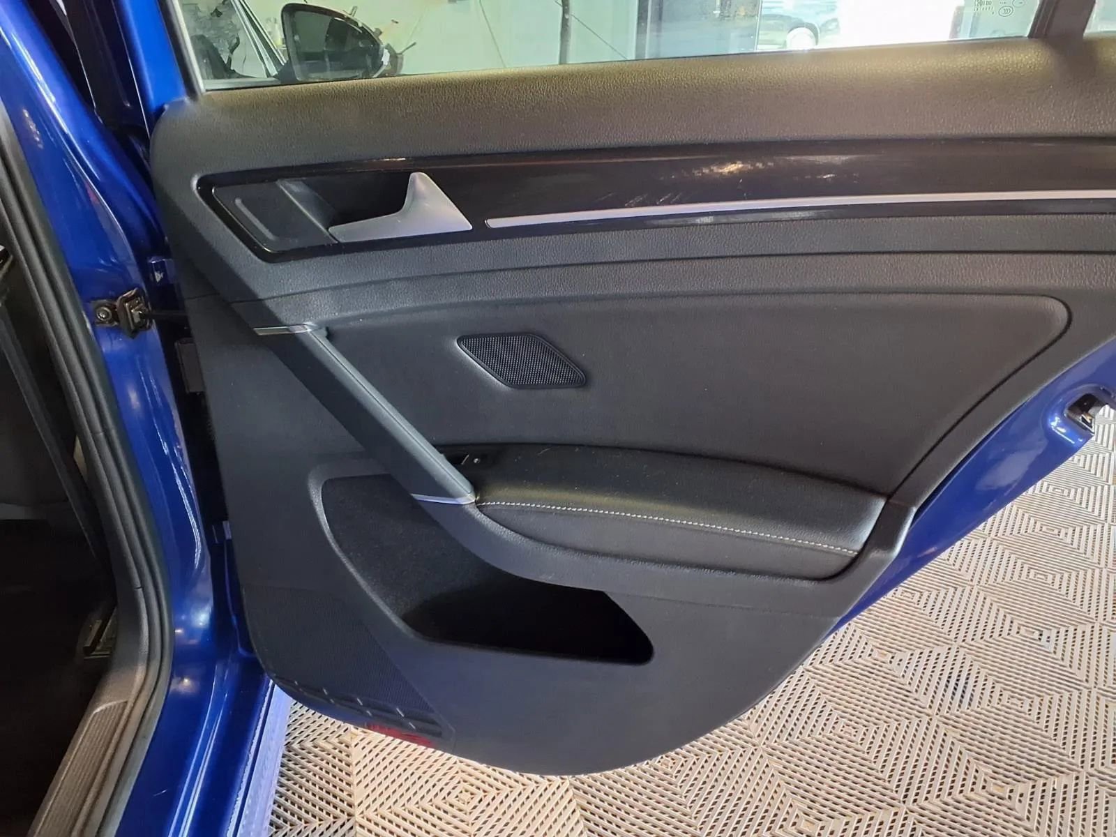 Used 2017 Volkswagen Golf R 4-Door image 10