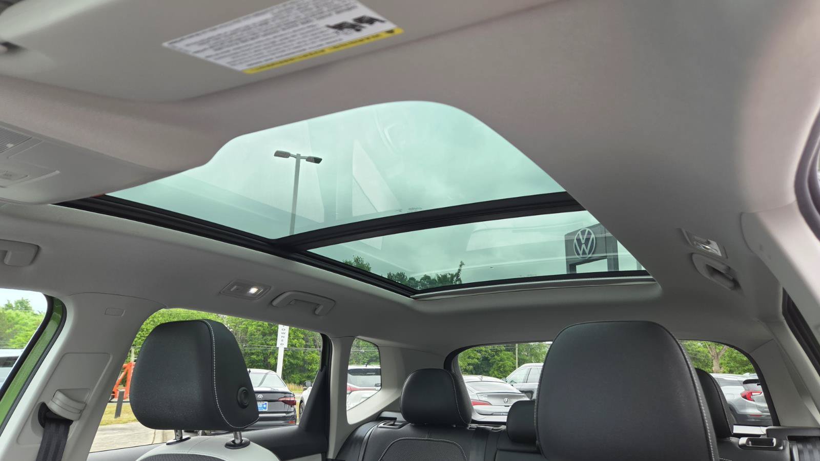 Certified 2025 Volkswagen Taos SE w/ Panoramic Sunroof Package FWD image 37