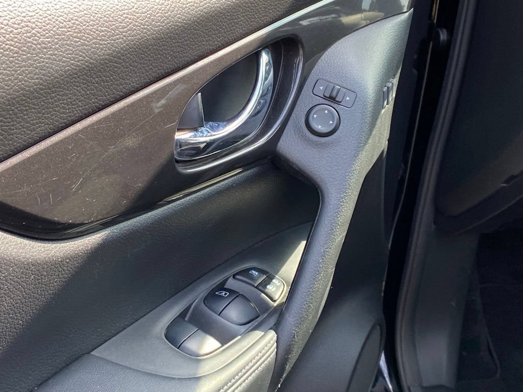 Used 2020 Nissan Rogue SV w/ Premium Package FWD image 11