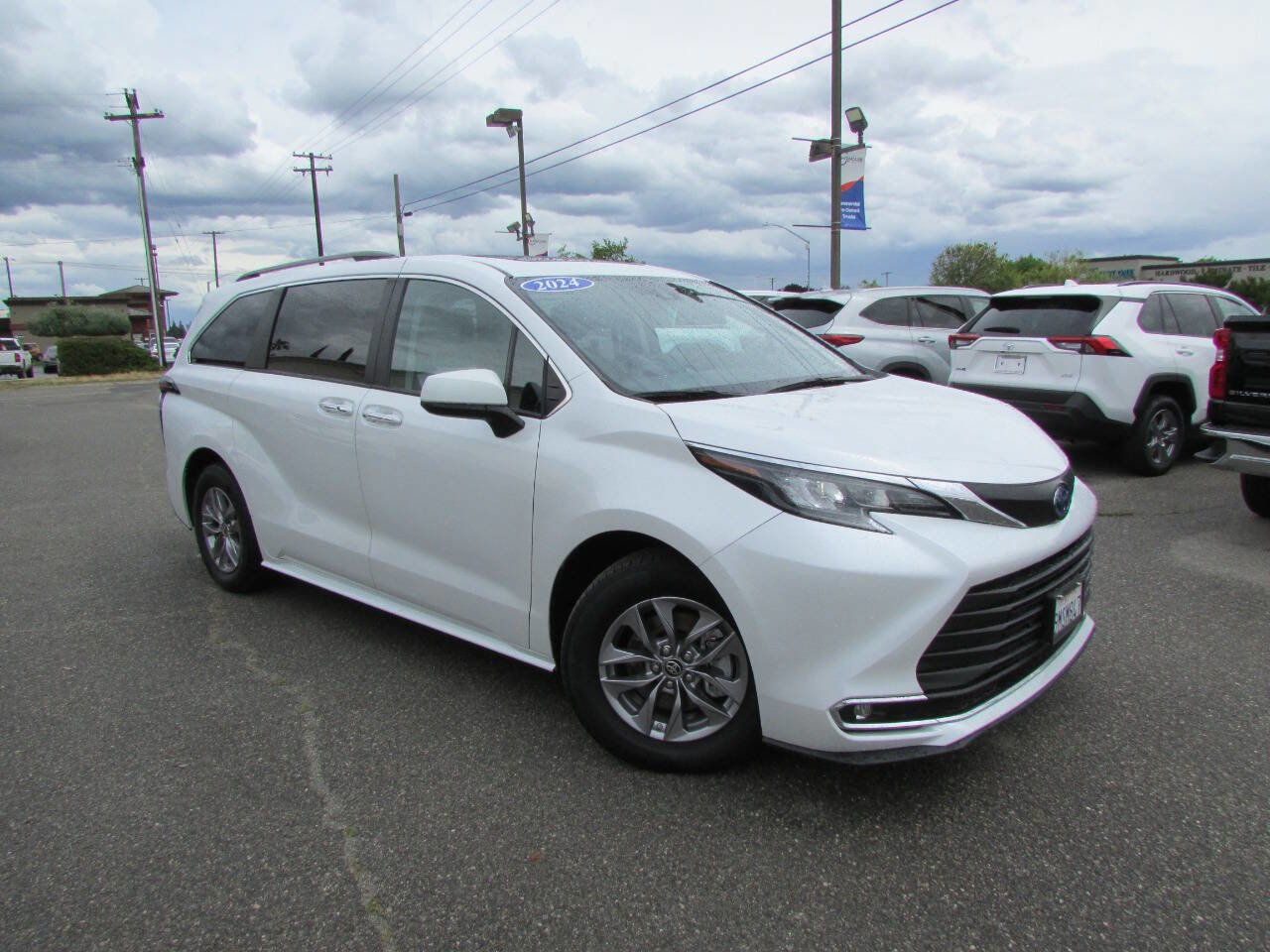 Used 2024 Toyota Sienna XLE image 2