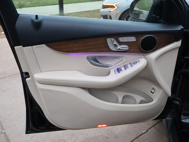 Used 2020 Mercedes-Benz GLC 300 4MATIC w/ Premium Package image 24