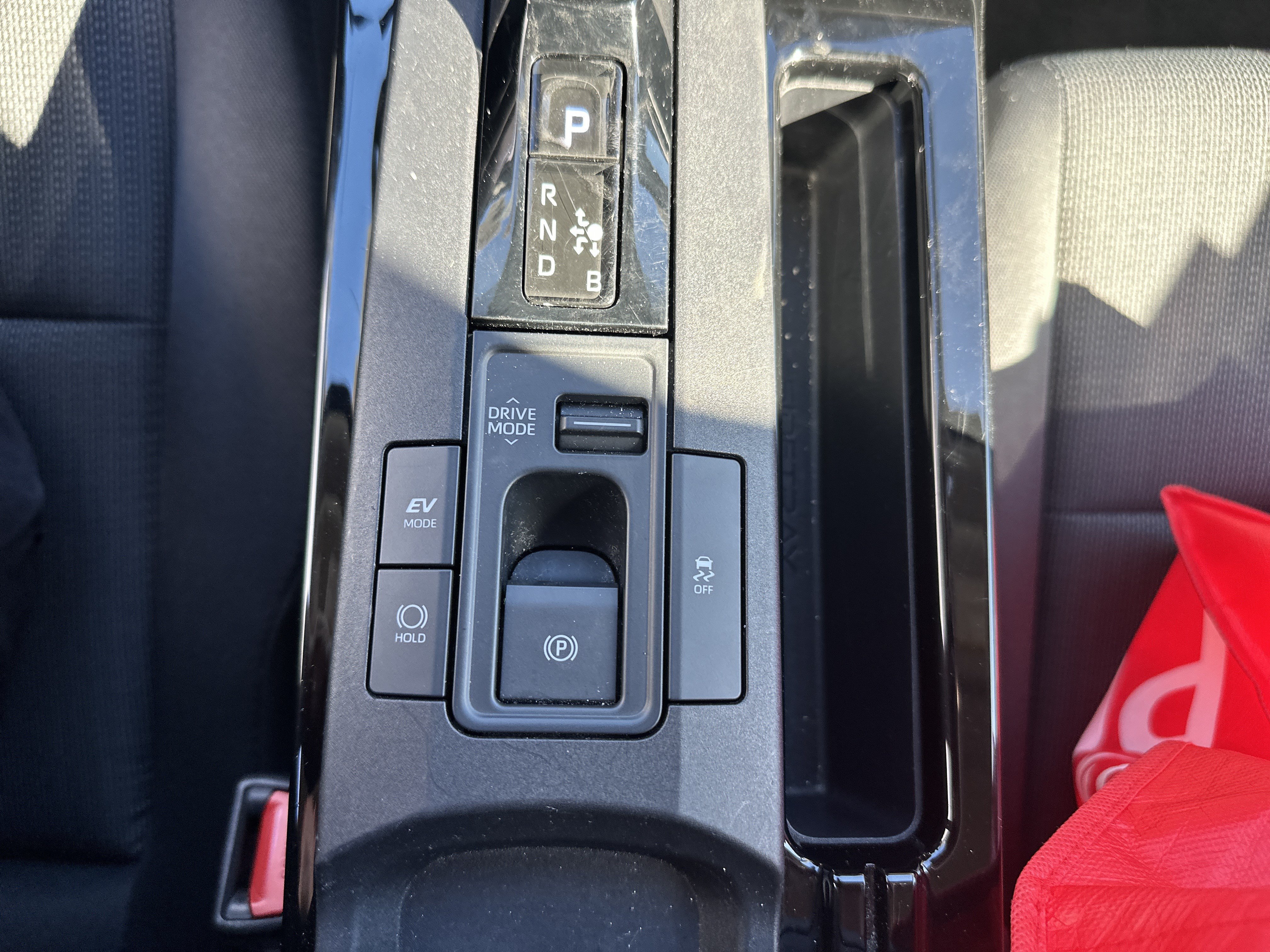 Used 2025 Toyota Prius LE FWD image 25