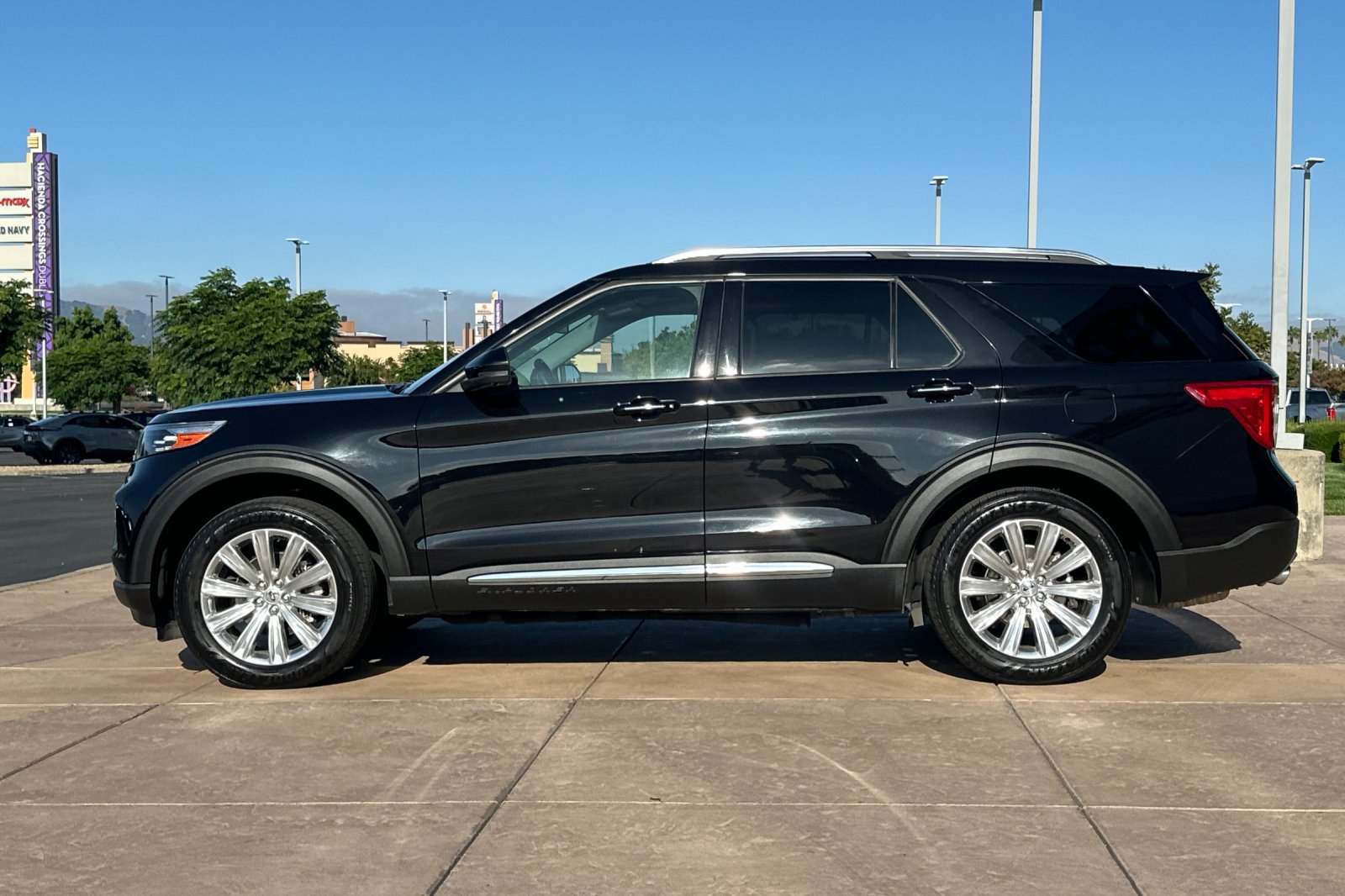Used 2023 Ford Explorer Limited w/ Limited Technology Package RWD image 7