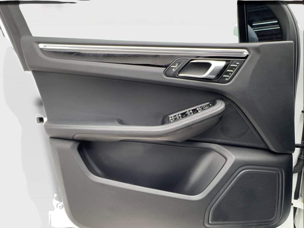 Used 2023 Porsche Macan w/ Sport Chrono Package image 31