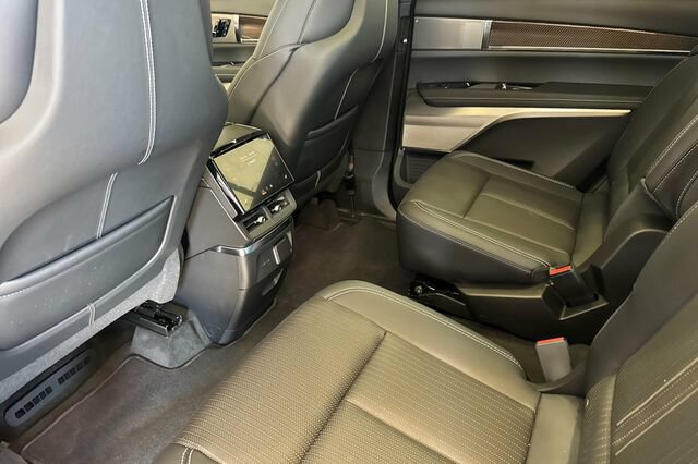 New 2027 Cadillac Vistiq Luxury w/ LPO, Floor Liner Package AWD/4WD image 12