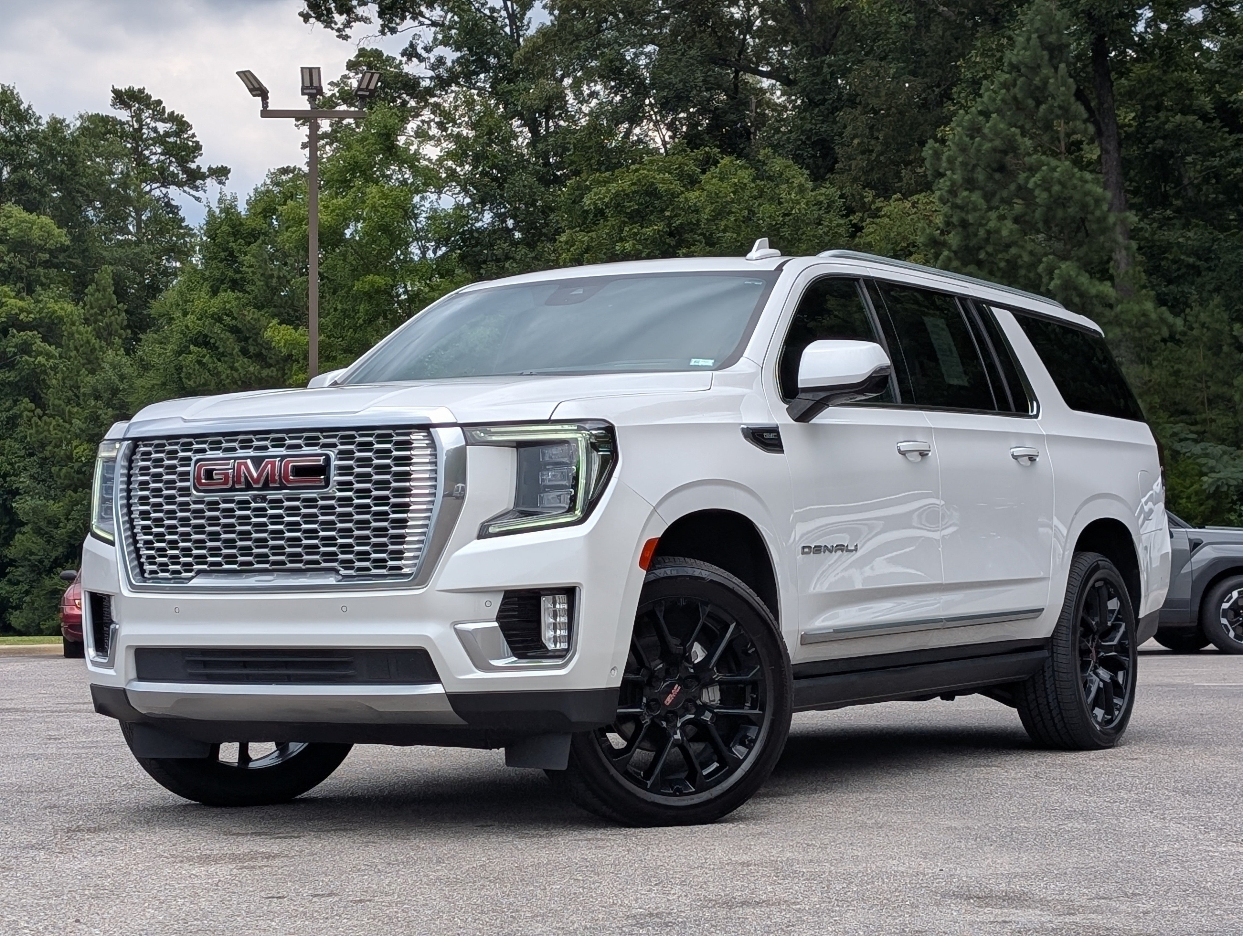 Used 2023 GMC Yukon XL Denali w/ Denali Reserve Package AWD/4WD image 4