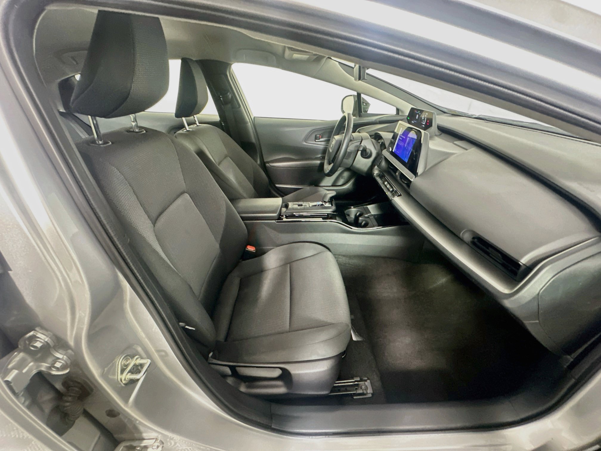 Used 2025 Toyota Prius LE FWD image 31