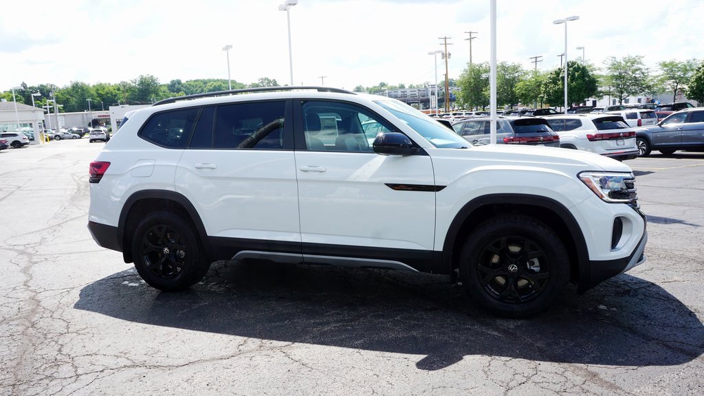 New 2025 Volkswagen Atlas Peak Edition SE image 4