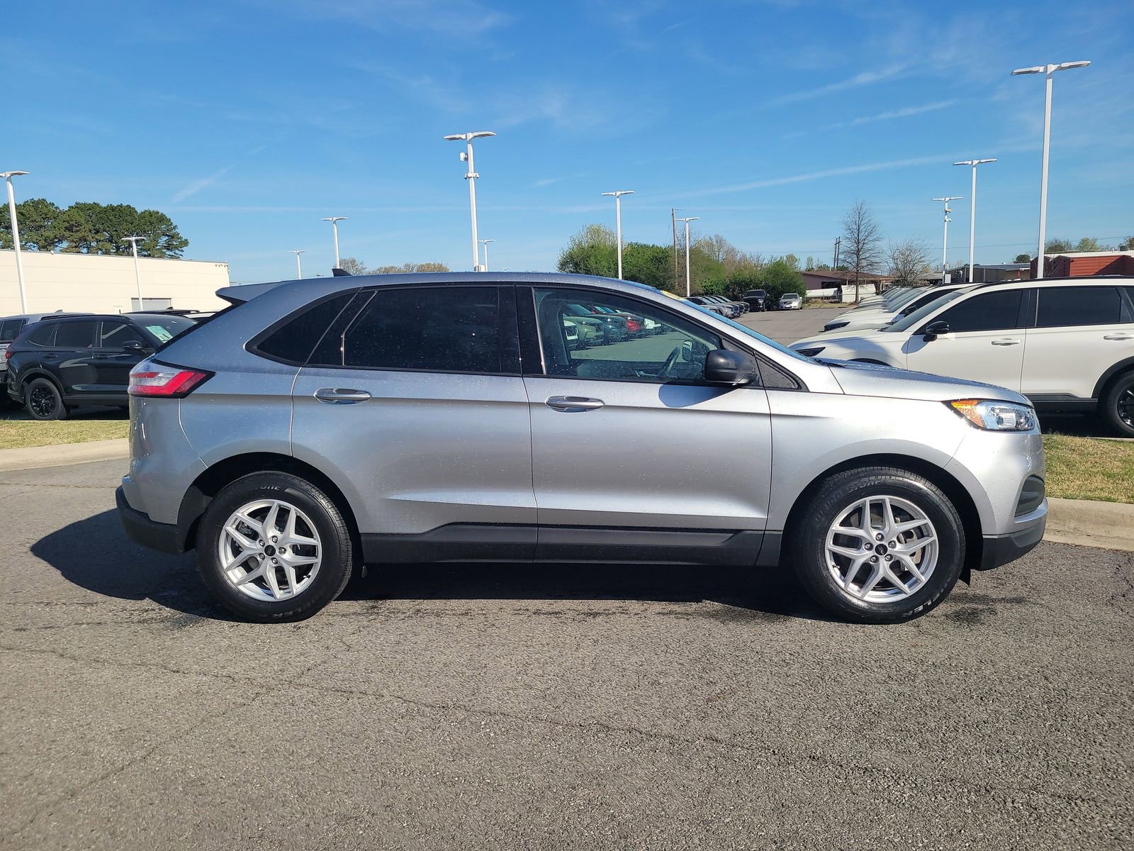 Used 2024 Ford Edge SE AWD/4WD image 2