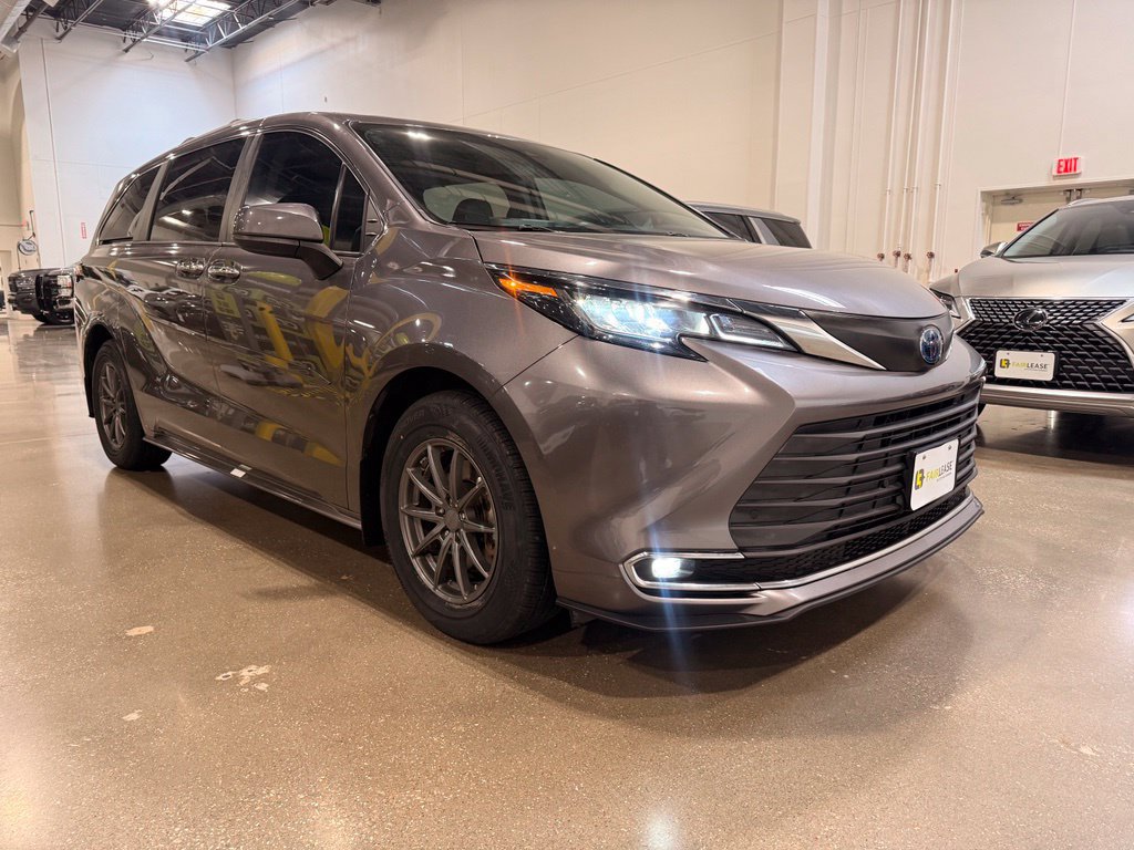 Used 2022 Toyota Sienna XLE FWD image 3