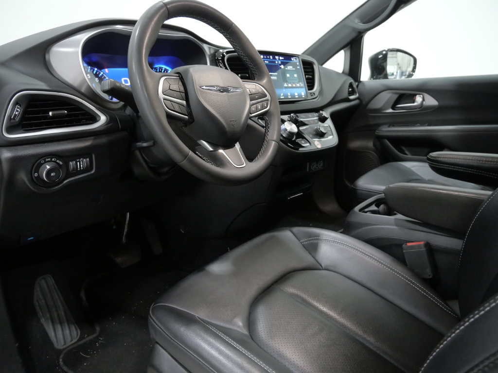 Used 2025 Chrysler Pacifica Select FWD image 11