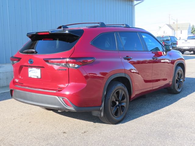 Used 2024 Toyota Highlander LE AWD/4WD image 3