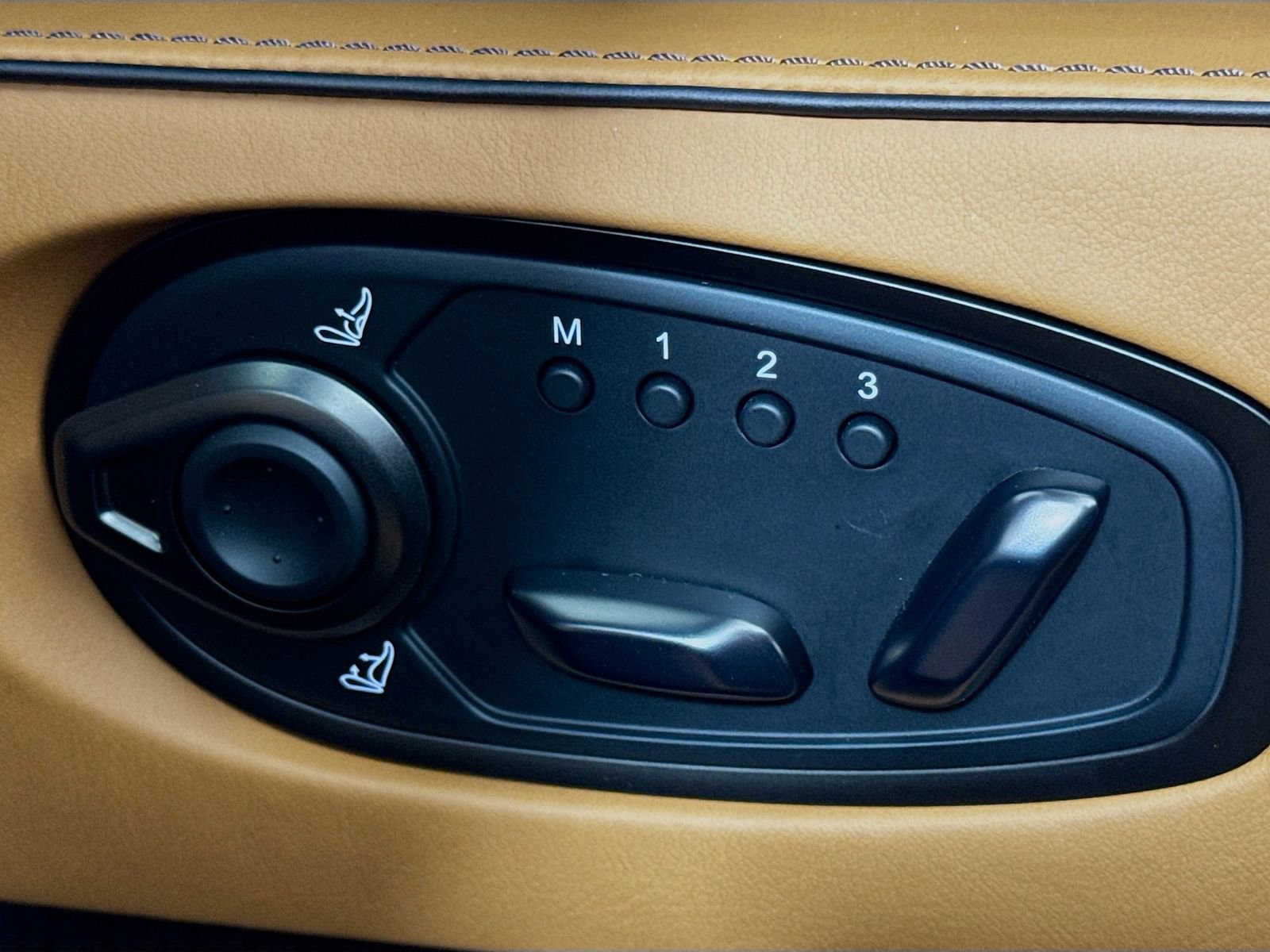 Used 2026 Aston Martin V8 Vantage Coupe image 19