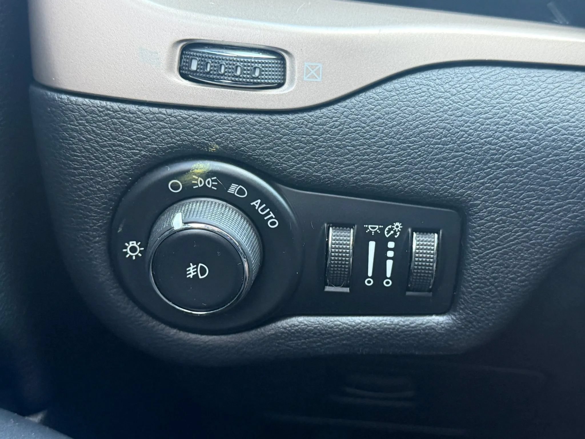 Used 2016 Jeep Cherokee Limited AWD/4WD image 30