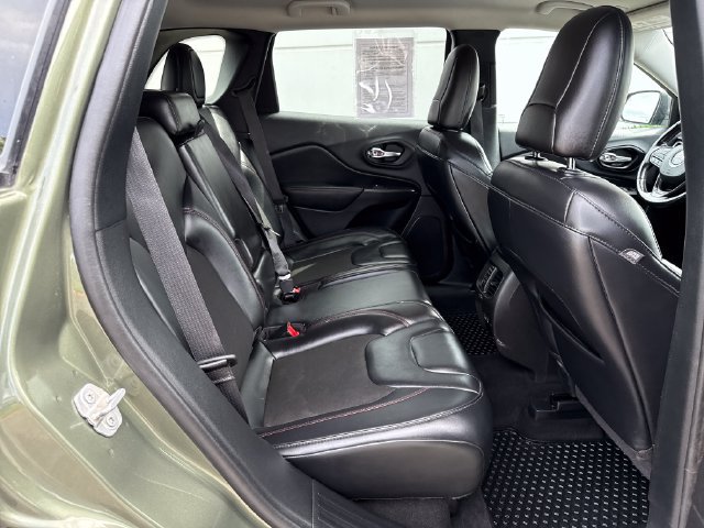 Used 2021 Jeep Cherokee Trailhawk w/ Trailer Tow Group AWD/4WD image 10