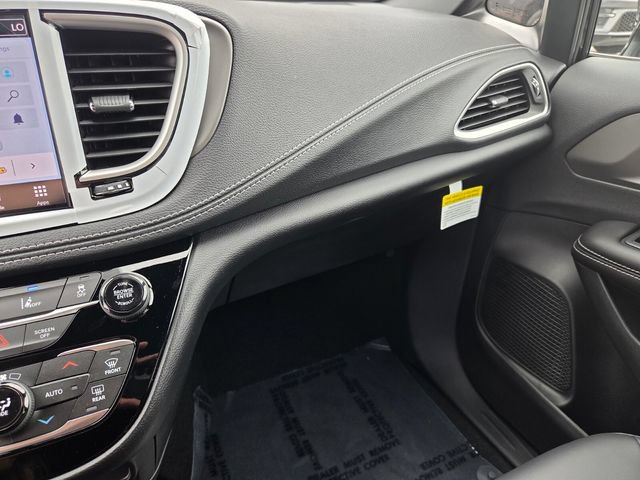 New 2027 Chrysler Pacifica Select FWD image 24