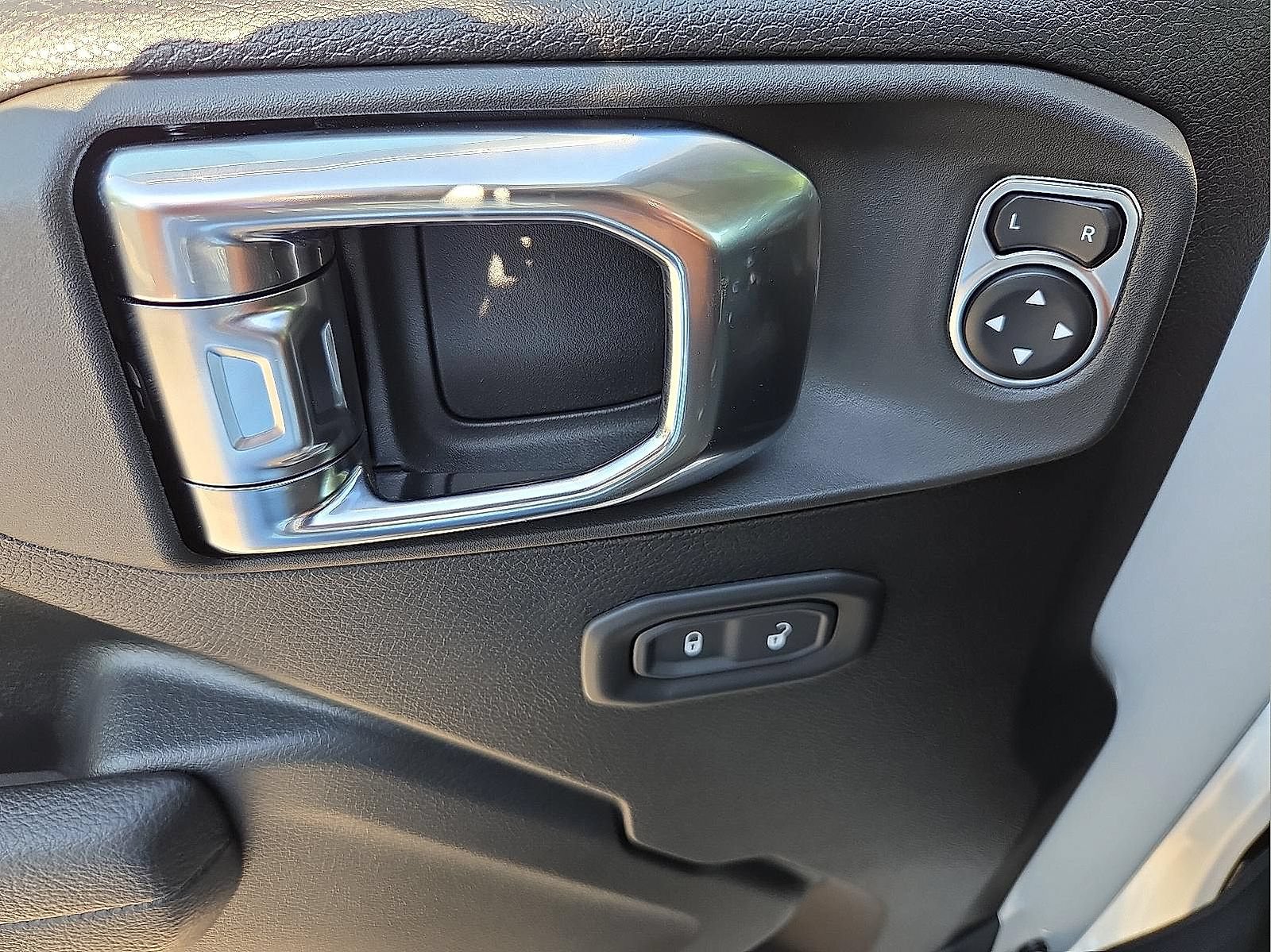 Used 2025 Jeep Gladiator Sport AWD/4WD image 16