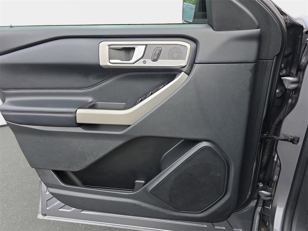 Used 2022 Ford Explorer Limited image 32