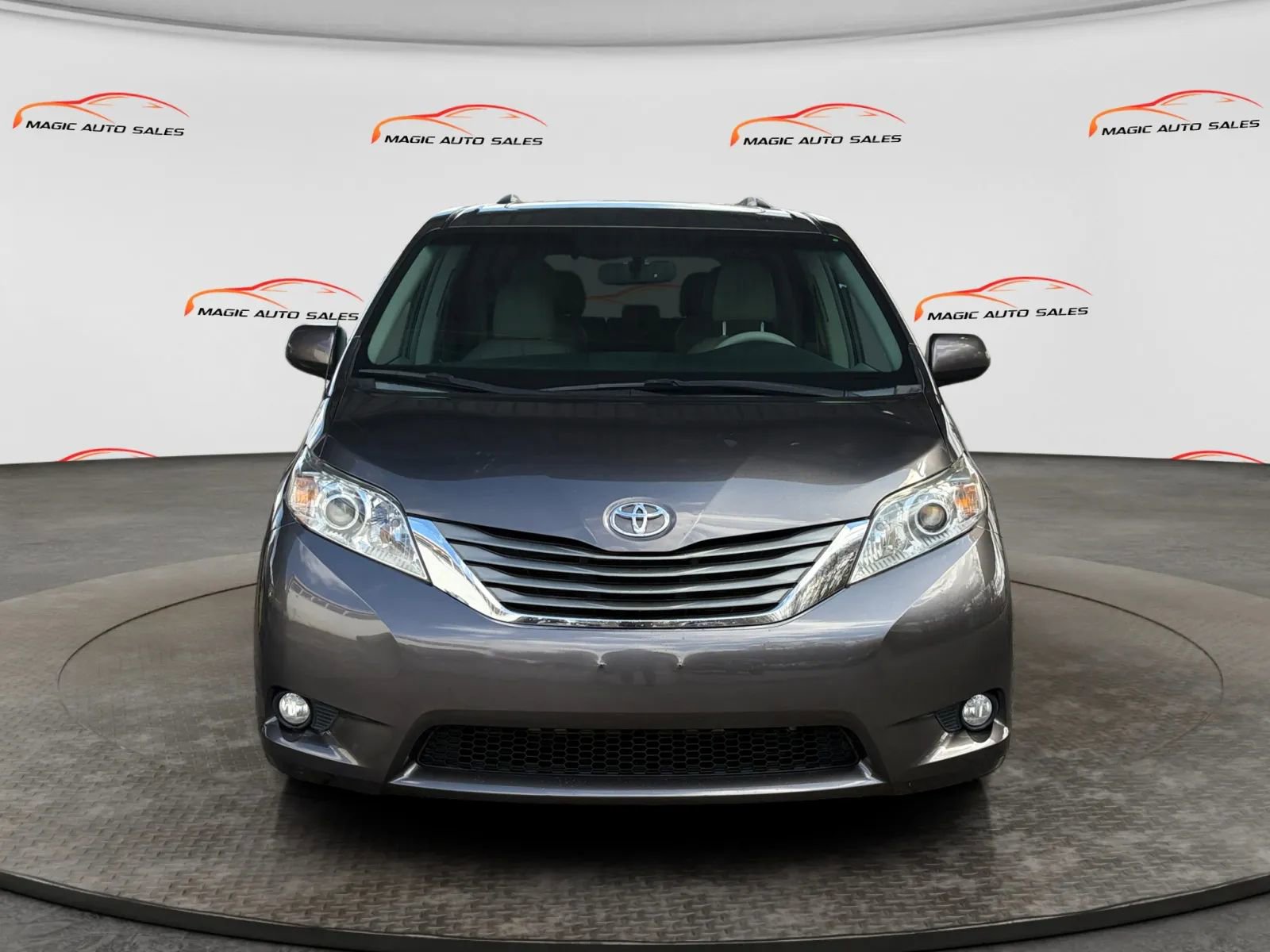 Used 2013 Toyota Sienna XLE image 3