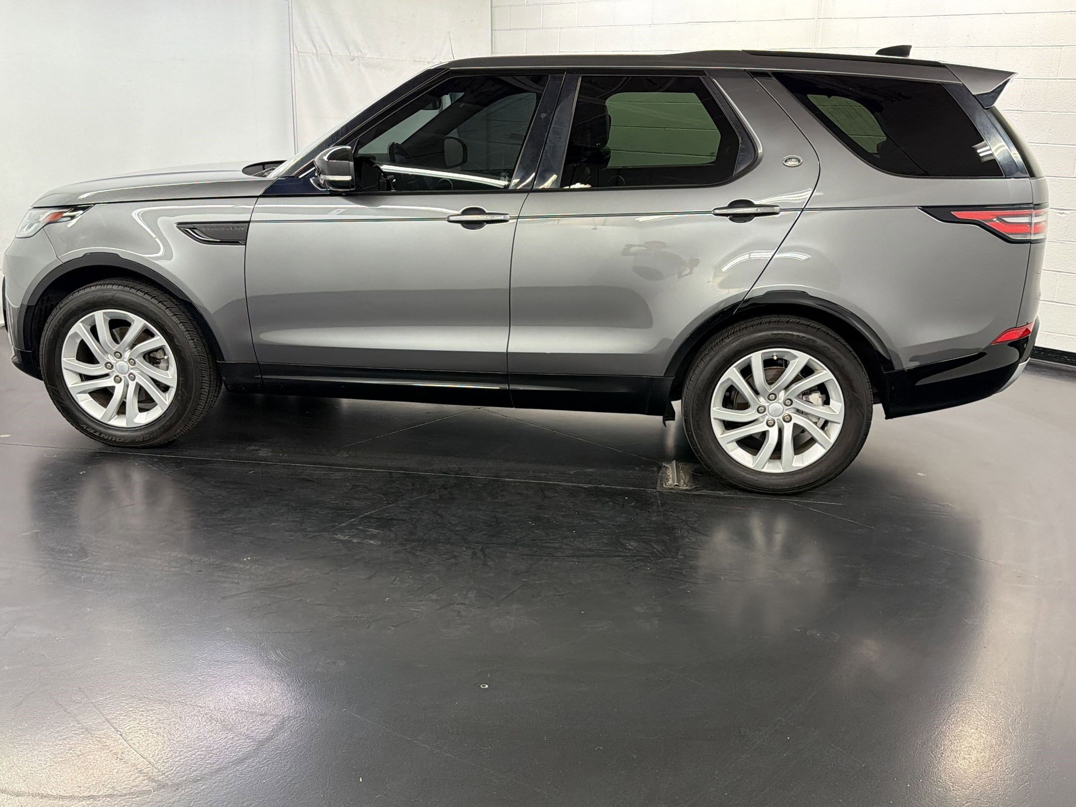 Used 2018 Land Rover Discovery HSE AWD/4WD image 2