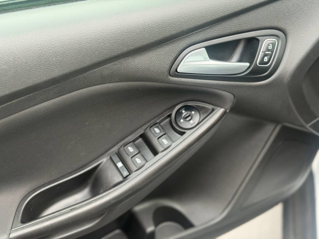 Used 2018 Ford Focus SE FWD image 9