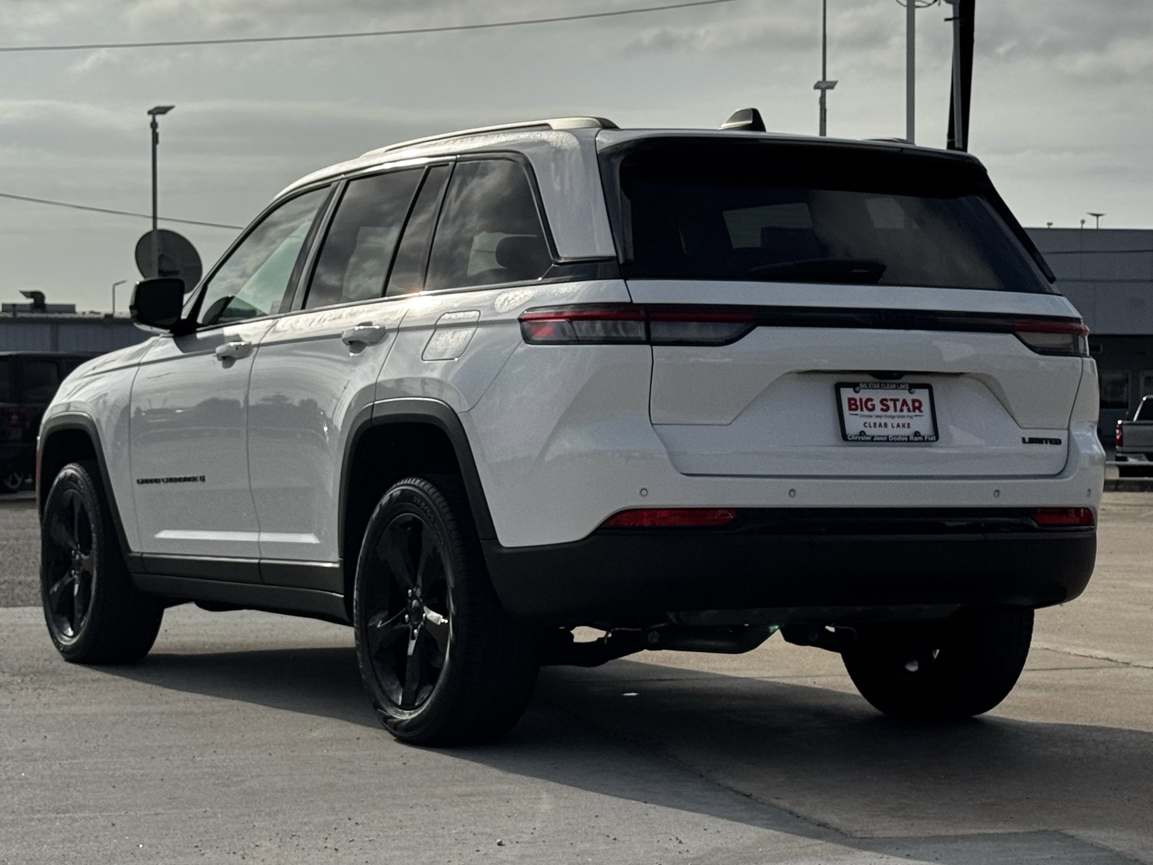 Used 2023 Jeep Grand Cherokee Limited w/ Black Appearance Package image 8