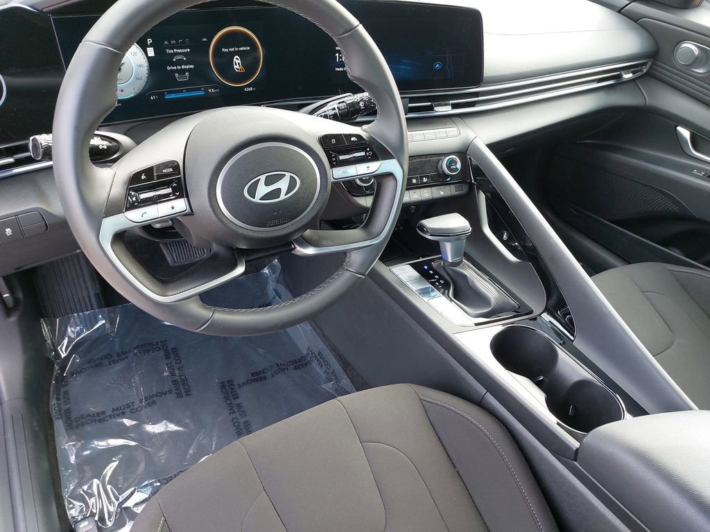 Certified 2025 Hyundai Elantra SEL w/ Cargo Package image 15