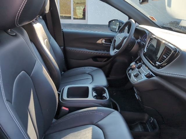 Used 2026 Chrysler Pacifica Select image 27