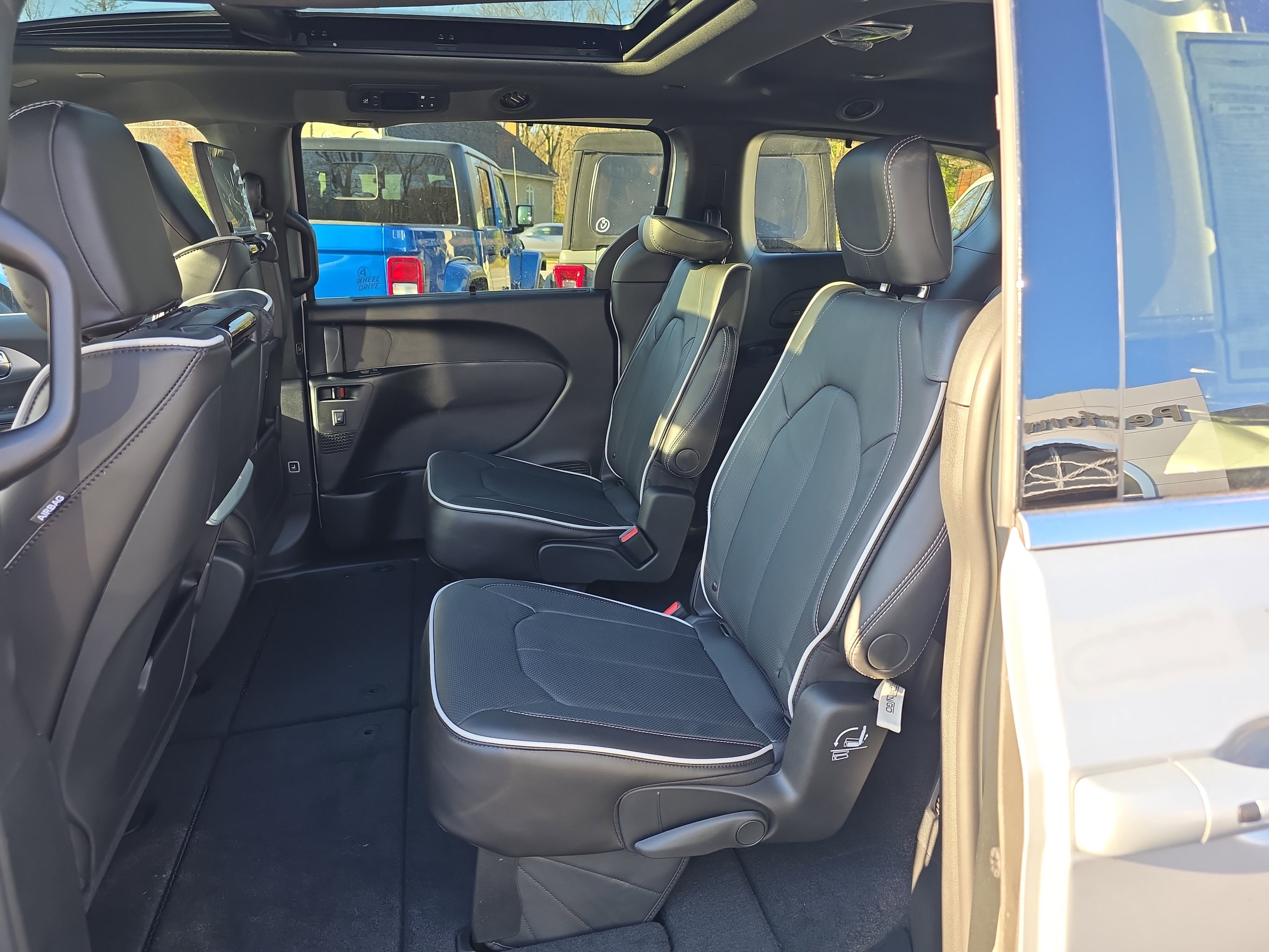 New 2026 Chrysler Pacifica Limited w/ Uconnect Theater Family Group image 13